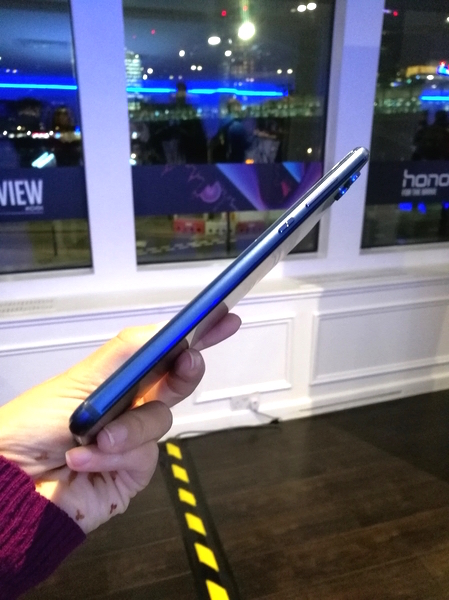 Slim and full viewable screen for comfortable use, Honor View 10