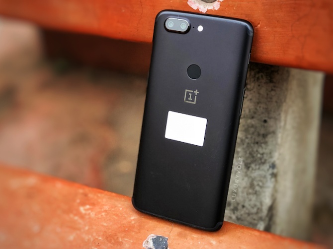 Finger print sensor at the back of OnePlus 5T