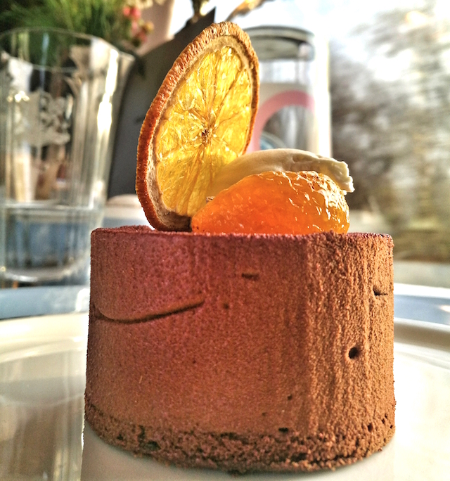 Like luxurious sunshine! Chocolate mousse cake with mandarin. So difficult to take a closeup shot in a moving train. Honor7x made the task much easier.