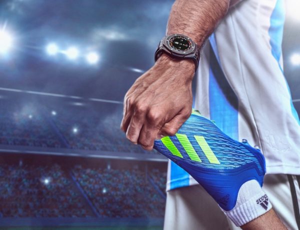 Once you are done lookin at its electric blue beauty with staary eyes, do notice the low-cut collar, moulded heel and skin-tight fit of the adidas X18 football shoes