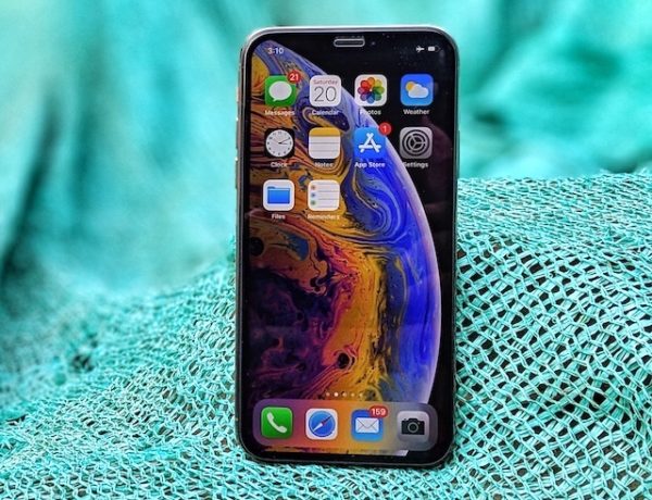 Apple iPhone XS Price: Rs 99,900 (64GB), Rs 1,14,900 (256GB), Rs 1,34,990 (512GB)